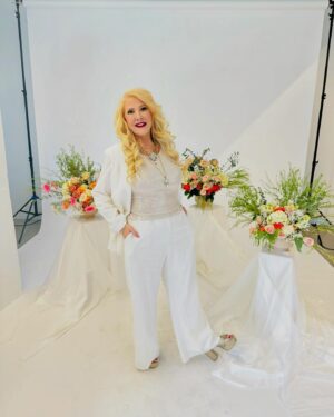 DeAnne Stidham Instagram - One of my Darling outfits from last week at Vision!! I MUST say……I felt quite like an ANGEL🤍 here in this amazing all white formal look ha ha!😇 This is a custom linen “Jenny blazer” & “JoJo pants” It is the PERFECT formal business attire for any event!😊 #lularoe #style #fashion #allwhite #angel 😇 #lularoevision24 #bussinesswoman #beauty #clothing #model #bosslady