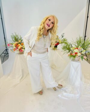 DeAnne Stidham Instagram - One of my Darling outfits from last week at Vision!! I MUST say……I felt quite like an ANGEL🤍 here in this amazing all white formal look ha ha!😇 This is a custom linen “Jenny blazer” & “JoJo pants” It is the PERFECT formal business attire for any event!😊 #lularoe #style #fashion #allwhite #angel 😇 #lularoevision24 #bussinesswoman #beauty #clothing #model #bosslady