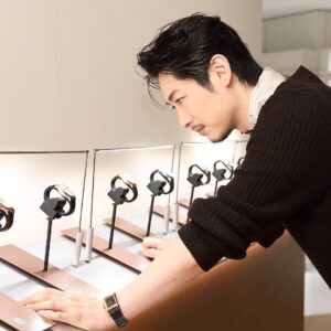 Dean Fujioka Instagram - スイスの高級時計メゾン、「ジャガー・ルクルト」が伊勢丹新宿店にて開催している＜精度のパイオニア＞展。卓越したタイムピースと、「ジャガー・ルクルト」の職人たちのユニークなノウハウを発見できるまたとない機会です。

1833年の創業以来、メゾンが追求してきた“精度”へのこだわりを巡るストーリーにとても感動しました。180もの職種の職人たちが一つ屋根の下で肩を並べるマニュファクチュール（自社一貫生産）は、スイスの時計メーカーの中でもとても珍しく、希少な存在だそう。

Personally, as a watch enthusiast myself, I really enjoyed learning about the technical expertise and history surrounding each watch. If you like watches, definitely go check it out.

７月16日（火）まで伊勢丹新宿店 本館１階 ザ・ステージにて開催中。
期間中、専任時計師の方のセッションも予定しているので、ぜひお立ち寄りください。

The exhibition will be held until July 16 (Tue.) at Isetan Shinjuku Main Building, 1st floor, “The Stage”.
Apparently, there will also be a session by a full-time watchmaker.

@JaegerLeCoultre 
#JaegerLeCoultre #PrecisionPioneer #ジャガールクルト #精度のパイオニア