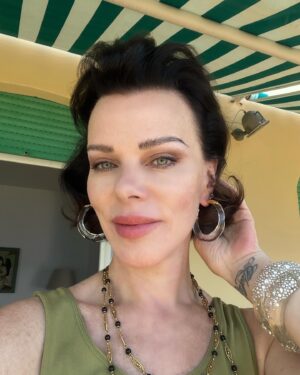 Debi Mazar Instagram - Buon Ferragosto ❣️ 
Thankyou everyone for your wonderful birthday messages! 
Made me so happy! 
#Holiday #Mare #Celebration #Family #Friends
Grazie to @patriziobp & Paiyawee for having us ❣️💋