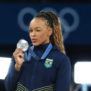 Débora Bloch Instagram - @rebecarandrade nossa medalhista de prata pela segunda vez em Olimpíadas e, agora, a mulher com mais medalhas do Brasil! Maravilhosa! ✨ 🥈✨