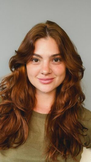 Débora Ozório Instagram - Eu amo mudar para os meus personagens, e o visual faz parte disso. Estou apaixonada por essa nova cor e mal posso esperar para mostrar todo o universo da Celeste 🧡