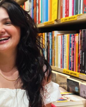 Débora Ozório Instagram - Lembrei que atores precisam ser ativos nas redes sociais para trabalharem. Então fiz algumas fotinhas. Mas juro que sei atuar. Ah, também é importante ler livros. Eu acho. 😊😉
