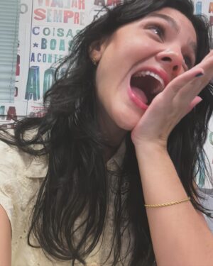 Débora Ozório Instagram - Todo mundo pode ser artista mas ator não é todo mundo que pode ser.
É até difícil explicar as tantas emoções que a gente vive nessa profissão. Não só no momento do ação mas durante todo o percurso. 
Minha alma se alimenta de viver/contar histórias e a minha vida é me entregar a esta missão que faz meu coração pulsar forte e viver numa montanha russa de sentimentos. 
E em meio a muitos “nãos” que também contam a minha trajetória, registrei alguns dos “sim’s”. 
Como diz Fernanda Montenegro: 
“ Desista! E se morrer, se adoecer, se ficar em tal desassossego que não tem nem como dormir… aí sim! Seja ator. “
Feliz dia do ator!