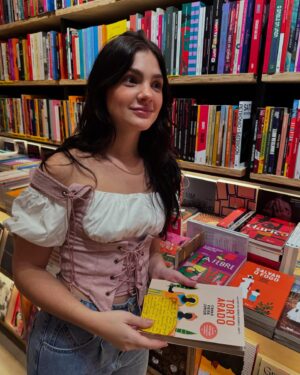 Débora Ozório Instagram - Lembrei que atores precisam ser ativos nas redes sociais para trabalharem. Então fiz algumas fotinhas. Mas juro que sei atuar. Ah, também é importante ler livros. Eu acho. 😊😉