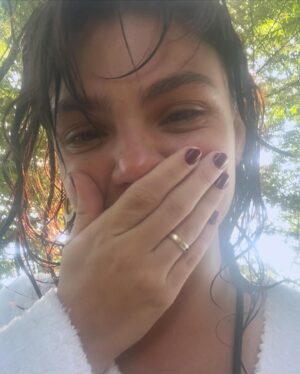 Débora Ozório Instagram - Todo mundo pode ser artista mas ator não é todo mundo que pode ser.
É até difícil explicar as tantas emoções que a gente vive nessa profissão. Não só no momento do ação mas durante todo o percurso. 
Minha alma se alimenta de viver/contar histórias e a minha vida é me entregar a esta missão que faz meu coração pulsar forte e viver numa montanha russa de sentimentos. 
E em meio a muitos “nãos” que também contam a minha trajetória, registrei alguns dos “sim’s”. 
Como diz Fernanda Montenegro: 
“ Desista! E se morrer, se adoecer, se ficar em tal desassossego que não tem nem como dormir… aí sim! Seja ator. “
Feliz dia do ator!