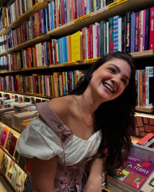 Débora Ozório Instagram - Lembrei que atores precisam ser ativos nas redes sociais para trabalharem. Então fiz algumas fotinhas. Mas juro que sei atuar. Ah, também é importante ler livros. Eu acho. 😊😉