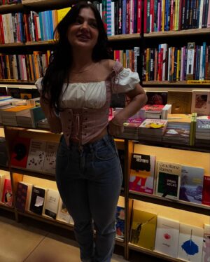 Débora Ozório Instagram - Lembrei que atores precisam ser ativos nas redes sociais para trabalharem. Então fiz algumas fotinhas. Mas juro que sei atuar. Ah, também é importante ler livros. Eu acho. 😊😉
