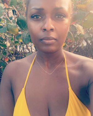 Deborah Joy Winans Instagram - Bahamas. I worked and now it’s time for serious pictures in the sun💁🏿‍♀️✌🏿#HappyBirthdayTye #ImHappy #ForReal