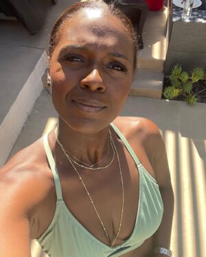 Deborah Joy Winans Instagram - Happy Friday….yes I too am a mom💜