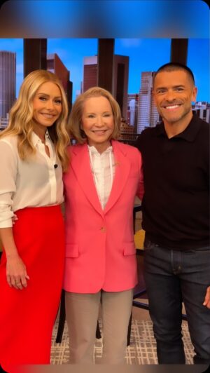 Debra Jo Rupp Instagram - Go see @debrajorupp at the @barringtonstage!
