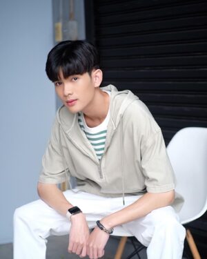 Dechphisit Jarukornapiwat Instagram - พตได้เป็นหมอเเล้วนะะ🥹

 ฝากติดตามบทบาทใหม่ของผม หมอนิวอินเทิร์นหนุ่มไฟเเรง ที่พร้อมเปิดสงครามกับหมอตลอดกาลตลอดเวลา555555 แล้วมาพบกันนะครับใน #หมอตลอดกาล ทางไทยพีบีเอส กดหมายเลข 3