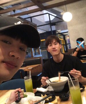 Dechphisit Jarukornapiwat Instagram - สุขสันต์วันเกิดครับคุมพ่ออ🎉✨🎂 เป็นหนุ่มนิวยอร์กเต็มตัวเเล้วว🗽 ขอให้พี่มีความสุขมากๆนะครับ ขอให้พี่ได้ทำตามสิ่งที่ตัวเองใฝ่ฝันหรือปรารถนา ทั้งฝันที่จะมอบให้ตัวเองเเละฝันที่จะมอบให้ผู้อื่น คิดสิ่งใดก็ขอให้สมปรารถนาทุกประการ ไม่เจ็บไข้ได้ป่วย เงินทองไหลมาเทมา เฮงๆรวยๆ ขอให้ปีนี้เป็นปีที่ดีของพี่นะครับบบ💕

**กลับมาบ้างง ทางบ้านคิดถึงเยอะ5555555**