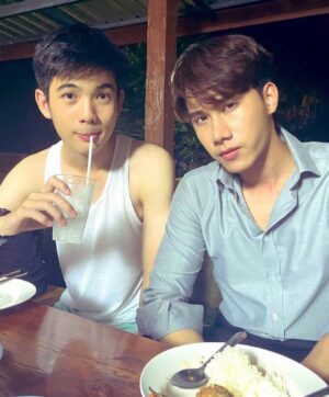 Dechphisit Jarukornapiwat Instagram - สุขสันต์วันเกิดครับคุมพ่ออ🎉✨🎂 เป็นหนุ่มนิวยอร์กเต็มตัวเเล้วว🗽 ขอให้พี่มีความสุขมากๆนะครับ ขอให้พี่ได้ทำตามสิ่งที่ตัวเองใฝ่ฝันหรือปรารถนา ทั้งฝันที่จะมอบให้ตัวเองเเละฝันที่จะมอบให้ผู้อื่น คิดสิ่งใดก็ขอให้สมปรารถนาทุกประการ ไม่เจ็บไข้ได้ป่วย เงินทองไหลมาเทมา เฮงๆรวยๆ ขอให้ปีนี้เป็นปีที่ดีของพี่นะครับบบ💕

**กลับมาบ้างง ทางบ้านคิดถึงเยอะ5555555**
