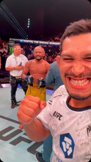 Deiveson Figueiredo Instagram - Campeões não são feitos em academias. Campeões são feitos de algo que eles têm profundamente dentro de si — um desejo, um sonho, uma visão. Muhammad Ali