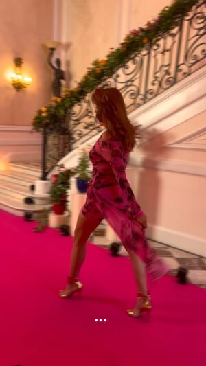Delphine Wespiser Instagram - CATWALK&ENDURANCE 🐈 
17,5 kilomètres à pieds ça use les souliers ! 💃🏻👠 @biondiniparis 
Pour satisfaire mon best styliste @jerome_capriati … 🤩 
robe @blumarine 🎀 #victoriassecret