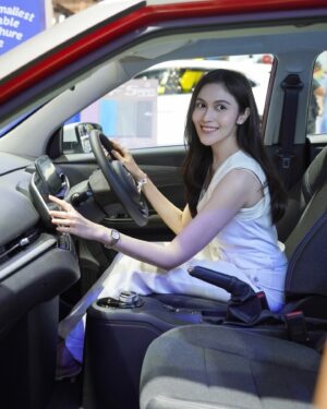 Denira Wiraguna Instagram - Semenjak liat langsung design interior nya VF5 jadi kepikiran mau dateng lagi ke Vinfast booth di GIIAS 2024 ✨ @vinfast.indonesia 

#VF5 #Vinfastgias2024 #VinfastIndonesia #Vinfast