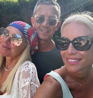 Denise Van Outen Instagram - “Gracias!” Summer24🇪🇸 Marbella & La Cala De Mijas .
Love you Betsy & Milly , best company 🫶🏼. 
@olivias_la_cala (Thank you @elliottwright_ & @sadiestuartx 🤍) 
@discoliscious 🪩 
@miraflorestennis 🎧
@djandyrollings 
@pioneerdjglobal ☀️