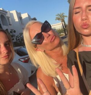 Denise Van Outen Instagram - “Gracias!” Summer24🇪🇸 Marbella & La Cala De Mijas .
Love you Betsy & Milly , best company 🫶🏼. 
@olivias_la_cala (Thank you @elliottwright_ & @sadiestuartx 🤍) 
@discoliscious 🪩 
@miraflorestennis 🎧
@djandyrollings 
@pioneerdjglobal ☀️