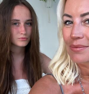 Denise Van Outen Instagram - “Gracias!” Summer24🇪🇸 Marbella & La Cala De Mijas .
Love you Betsy & Milly , best company 🫶🏼. 
@olivias_la_cala (Thank you @elliottwright_ & @sadiestuartx 🤍) 
@discoliscious 🪩 
@miraflorestennis 🎧
@djandyrollings 
@pioneerdjglobal ☀️