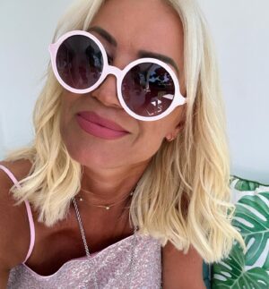 Denise Van Outen Instagram - “Gracias!” Summer24🇪🇸 Marbella & La Cala De Mijas .
Love you Betsy & Milly , best company 🫶🏼. 
@olivias_la_cala (Thank you @elliottwright_ & @sadiestuartx 🤍) 
@discoliscious 🪩 
@miraflorestennis 🎧
@djandyrollings 
@pioneerdjglobal ☀️