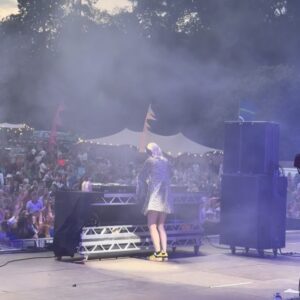 Denise Van Outen Instagram - @flackstock @englefieldhouse beautiful day with beautiful people 🫶🏼Coming together to remember and celebrate @carolineflack . A festival filled with love, memories and an important message “Be Kind” 🤍 @mindcharity @samaritanscharity @chooselove @charliewalleruk