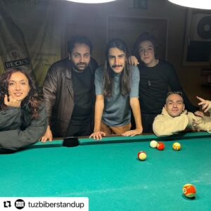 Deniz Göktaş Instagram - #Repost @tuzbiberstandup 
・・・
Deniz Göktaş, Londra ve Berlin Turnesi’nden enstantaneler…

Turnenin Deniz’in gösterileri dışındaki öne çıkan detayları ise aşağıdaki gibidir:

Wembley ve Apollo Theater da yapacağı gösteriler öncesi yeni şakalarını denemek, mevcut şakalarını lokal izleyiciye sunmak için Londra’daki @topsecretcomedy Komedi Kulubü’nde gece geç saat yapılan bir karma gösteride @louisckx çıktı.
Gecenin son komedyeniydi, gösteriyi kapattı. Çıkışında kendsine Türkiye’ye gel dedik, harbi mi diye sordu? Cevapsız bıraktık.

Berlin’deki @spacemeduza’da yaptığımız gösterimizde ise Sercan İpekçioğlu (Ezhel) rap kariyerine Deniz’e stand up komedi türünde açılış yaparak 10 dk 12sn ara verdi. Gecenin devamında ise bilardoyla devam etti.

Turnede Deniz’e sahnede eşlik edenler:
@enesuysall 
@ezhel06 
@mahirrddemir 

Organizasyonda ise @smelisdemirel 🥁

Turne’de bize yardımcı olan, evini açan ve yol yordam öğreten herkese ayrı ayrı teşekkür ederiz.