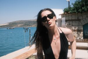 Deniz Işın Instagram - Abla hristiyan mısın?