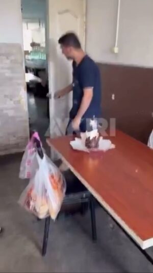 Deniz Uğur Instagram - Suriyeli bir sığınmacıya, iş yerindeki arkadaşları doğum günü sürprizi yapıyor. Konfeksiyon atölyesinde çalışan genç, ağlıyor. Politikalar eleştirilebilir ama bizi insan yapan şey iyiliğe ve sevgiye olan inancımızı kaybetmemektir. 
İnsanı sevin🥲
#İyilerleKötülerinSavaşı