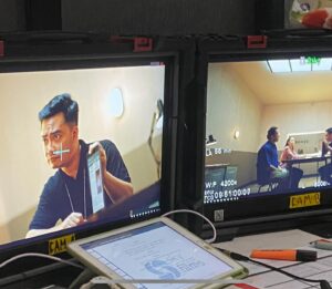 Dennis Adishwara Instagram - Kenalkan, ini Farid. Pekerjaannya: gemar memancing emosi lawan bicaranya demi mendapatkan jawaban.
Ada yang tahu apa pekerjaan Farid?

Contekan jawaban ada di series “Cinta Pertama Ayah” yang tayang di @vidiooriginals 
Episode 1 & 2 sudah siap dinikmati lho!

@skyfilmsofficial @vidiodotcom