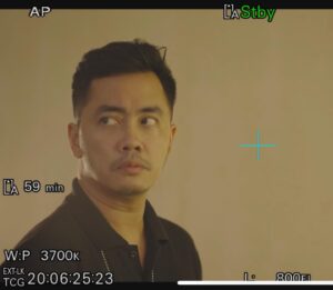 Dennis Adishwara Instagram - Kenalkan, ini Farid. Pekerjaannya: gemar memancing emosi lawan bicaranya demi mendapatkan jawaban.
Ada yang tahu apa pekerjaan Farid?

Contekan jawaban ada di series “Cinta Pertama Ayah” yang tayang di @vidiooriginals 
Episode 1 & 2 sudah siap dinikmati lho!

@skyfilmsofficial @vidiodotcom