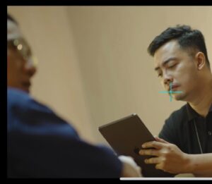 Dennis Adishwara Instagram - Kenalkan, ini Farid. Pekerjaannya: gemar memancing emosi lawan bicaranya demi mendapatkan jawaban.
Ada yang tahu apa pekerjaan Farid?

Contekan jawaban ada di series “Cinta Pertama Ayah” yang tayang di @vidiooriginals 
Episode 1 & 2 sudah siap dinikmati lho!

@skyfilmsofficial @vidiodotcom
