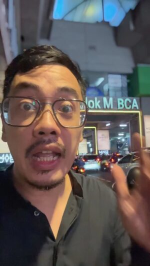 Dennis Adishwara Instagram - Sekarang ini, mulai dari yang muda sampai tua ternyata rawan jadi korban penipuan.

Gerakan dari BCA @goodlifebca kolaborasi sama om @indro_warkopasli baru-baru ini pas banget buat edukasi kita semua untuk pikir ulang sebelum klik-klik gak jelas! Intinya, kalau Don’t Know, YA Kasih No! 
Kalian wajib nonton videonya dan sebarkan ke orang-orang terdekat biar terhindar dari penipuan! 

Cek videonya di bca.id/dkkndennis

#AwasModus #DontKnowKasihNo