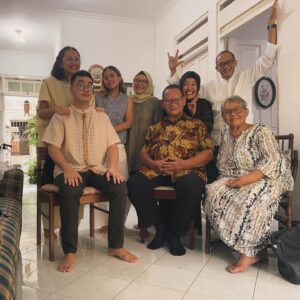 Dennis Adishwara Instagram - Selamat Merayakan Lebaran! Mohon Maaf Lahir Batin!
Senang banget bisa family time di perayaan kali ini.