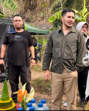 Dennis Adishwara Instagram - Selama hampir sebulan terakhir bersama mereka
Demi sebuah karya berjudul #Kiblat yang akan rilis tahun 2024.
Terima kasih sudah mengajak saya di dalam project ini.
Semoga bisa berkarya bareng lagi lain kali.

Btw ini belum semuanya, karena foto bareng pemeran lainnya belum ada yang masuk kategori spoiler free! Sabar ya, saya mau minta panitia dahulu.