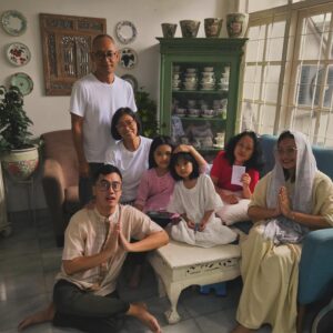 Dennis Adishwara Instagram - Selamat Merayakan Lebaran! Mohon Maaf Lahir Batin!
Senang banget bisa family time di perayaan kali ini.