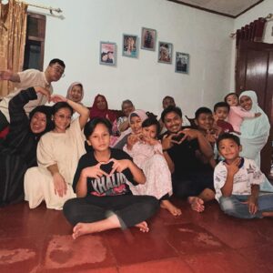 Dennis Adishwara Instagram - Selamat Merayakan Lebaran! Mohon Maaf Lahir Batin!
Senang banget bisa family time di perayaan kali ini.