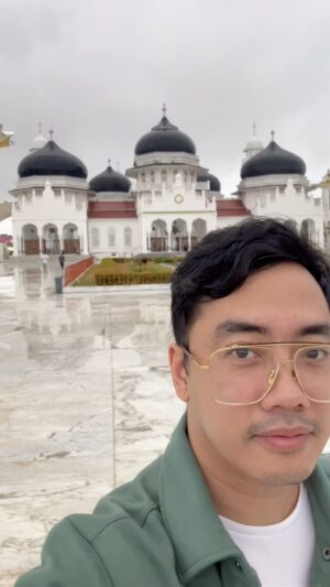 Dennis Adishwara Instagram - Pertama kali ke Banda Aceh, langsung diantar teman-teman ke Masjid Raya Baiturrahman.