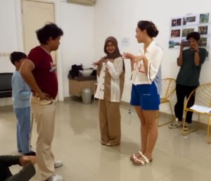 Dennis Adishwara Instagram - Latihan bercerita bersama para pencerita.

Konteks: ini adalah foto kegiatan latihan sebelum produksi “Kiblat” , Oktober 2023

Kamu bisa lihat trailernya di @filmkiblat