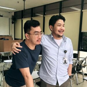 Dennis Adishwara Instagram - Iya saya mengajar di Universitas Indonesia juga. 
Saya memastikan tiap mahasiswa :
1. Punya komik/game/film favorit
2. Bisa cari tahu bagaimana cara dapat uang dari komik/game/film favoritnya

I love my job. Thank you @ranggawisesa !