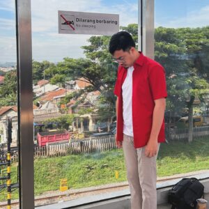 Dennis Adishwara Instagram - Tidur berdiri apakah masih melanggar peraturan?