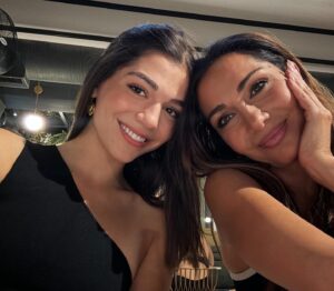 Despina Vandi Instagram - Χαλαρώνω με το κοριτσάκι μου αποψε!
