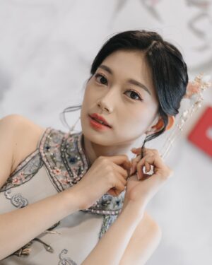 Desy Genoveva Instagram - Ini bukan IP Man sama Cheung Wing-sing, tapi IP Address sama Cung Wingko Babat sapa gelem? 🤣🤣 

Cheongsam & changsan: @carolzhangcollection 🤍
MUA: @c._jpeg
Hair do: @dianasap9 
Venue: Golden Leaf Restaurant 
Decor, sangjit box: @joyful.projects 
Photo & video: @kianphotomorphosis
MC & Organized by: @stevenalexander_mc @lefiance.organizer