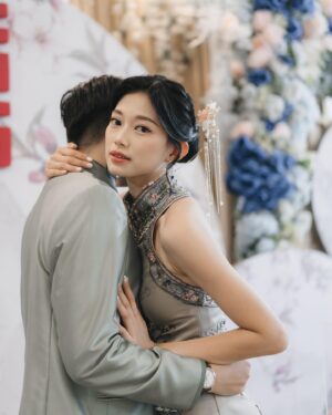 Desy Genoveva Instagram - Ini bukan IP Man sama Cheung Wing-sing, tapi IP Address sama Cung Wingko Babat sapa gelem? 🤣🤣 

Cheongsam & changsan: @carolzhangcollection 🤍
MUA: @c._jpeg
Hair do: @dianasap9 
Venue: Golden Leaf Restaurant 
Decor, sangjit box: @joyful.projects 
Photo & video: @kianphotomorphosis
MC & Organized by: @stevenalexander_mc @lefiance.organizer