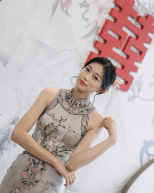 Desy Genoveva Instagram - Mode aktif Tan Hong Lie 😁😁
Kalau nama tionghoaku bukan Tan Hong Lie, nama apa yang cocok? 😂

Cheongsam & changsan: @carolzhangcollection 🤍
MUA: @c._jpeg
Hair do: @dianasap9 
Venue: Golden Leaf Restaurant 
Decor, sangjit box: @joyful.projects 
Photo & video: @kianphotomorphosis
MC & Organized by: @stevenalexander_mc @lefiance.organizer