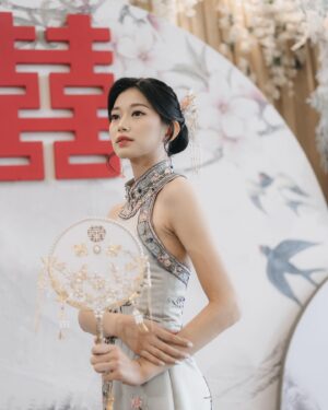 Desy Genoveva Instagram - Mode aktif Tan Hong Lie 😁😁
Kalau nama tionghoaku bukan Tan Hong Lie, nama apa yang cocok? 😂

Cheongsam & changsan: @carolzhangcollection 🤍
MUA: @c._jpeg
Hair do: @dianasap9 
Venue: Golden Leaf Restaurant 
Decor, sangjit box: @joyful.projects 
Photo & video: @kianphotomorphosis
MC & Organized by: @stevenalexander_mc @lefiance.organizer