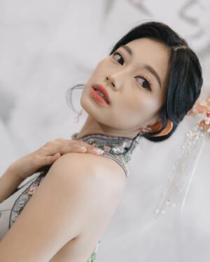 Desy Genoveva Instagram - Mode aktif Tan Hong Lie 😁😁
Kalau nama tionghoaku bukan Tan Hong Lie, nama apa yang cocok? 😂

Cheongsam & changsan: @carolzhangcollection 🤍
MUA: @c._jpeg
Hair do: @dianasap9 
Venue: Golden Leaf Restaurant 
Decor, sangjit box: @joyful.projects 
Photo & video: @kianphotomorphosis
MC & Organized by: @stevenalexander_mc @lefiance.organizer