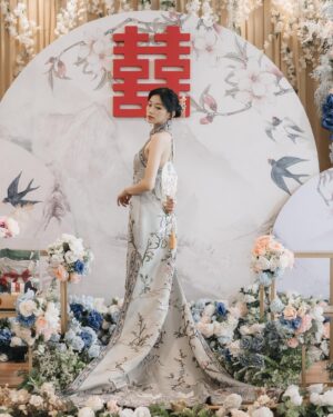 Desy Genoveva Instagram - Mode aktif Tan Hong Lie 😁😁
Kalau nama tionghoaku bukan Tan Hong Lie, nama apa yang cocok? 😂

Cheongsam & changsan: @carolzhangcollection 🤍
MUA: @c._jpeg
Hair do: @dianasap9 
Venue: Golden Leaf Restaurant 
Decor, sangjit box: @joyful.projects 
Photo & video: @kianphotomorphosis
MC & Organized by: @stevenalexander_mc @lefiance.organizer