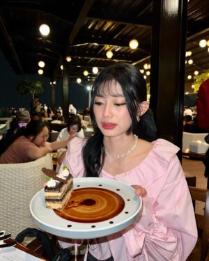Desy Genoveva Instagram - Happy bdaay to me 🤍🩷🥰
Terima kasih sudah bertahan sejauh ini 😇😇

#27thbirthday