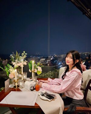 Desy Genoveva Instagram - Feel so blessed, Merry Christmas 🎄🩷🤍
#Christmas #thankgod #27th #birthday